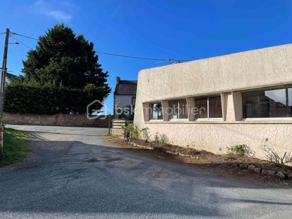 A proximité immediate du port de TREBEURDEN, des plages et des commerces, maison de plain pied de 100 m² composée de 3 chambres, bureau, salon / salle à manger avec cheminée, cuisine indépendante. Studio et garage. Travaux de rénovation à prévoir