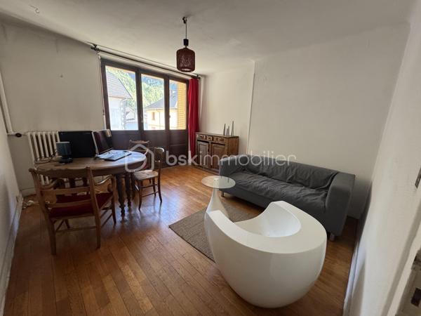 Situé en plein cœur de Fourneaux, à deux pas des commerces, des écoles et de la gare de Modane, cet appartement de 45 m² au 3ᵉ étage offre un beau potentiel pour qui souhaite créer un bien à son image.

Il se compose actuellement d'une entrée, d'un séjour, de deux chambres, d'une cuisine et d'une salle d'eau avec WC.
L'ensemble est à rénover entièrement : c'est précisément ce qui permet de repenser la distribution librement et d'obtenir, après travaux, un logement performant et parfaitement adapté à un usage locatif comme à une résidence principale.

Un emplacement recherché en vallée : proximité immédiate de Modane, accès rapide à l'A43 et au tunnel du Fréjus, et station de Valfréjus à quelques minutes — un secteur porté par une demande locative constante, notamment saisonnière.

Bien vendu libre de toute occupation