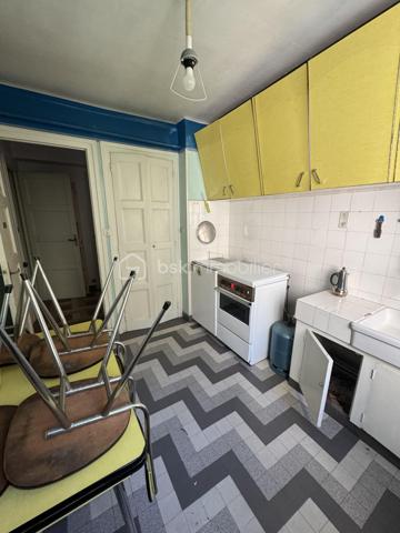 Situé en plein cœur de Fourneaux, à deux pas des commerces, des écoles et de la gare de Modane, cet appartement de 45 m² au 3ᵉ étage offre un beau potentiel pour qui souhaite créer un bien à son image.

Il se compose actuellement d'une entrée, d'un séjour, de deux chambres, d'une cuisine et d'une salle d'eau avec WC.
L'ensemble est à rénover entièrement : c'est précisément ce qui permet de repenser la distribution librement et d'obtenir, après travaux, un logement performant et parfaitement adapté à un usage locatif comme à une résidence principale.

Un emplacement recherché en vallée : proximité immédiate de Modane, accès rapide à l'A43 et au tunnel du Fréjus, et station de Valfréjus à quelques minutes — un secteur porté par une demande locative constante, notamment saisonnière.

Bien vendu libre de toute occupation