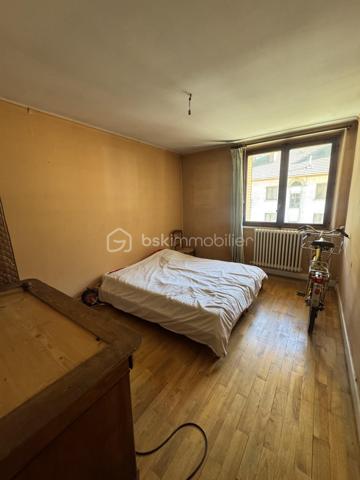 Situé en plein cœur de Fourneaux, à deux pas des commerces, des écoles et de la gare de Modane, cet appartement de 45 m² au 3ᵉ étage offre un beau potentiel pour qui souhaite créer un bien à son image.

Il se compose actuellement d'une entrée, d'un séjour, de deux chambres, d'une cuisine et d'une salle d'eau avec WC.
L'ensemble est à rénover entièrement : c'est précisément ce qui permet de repenser la distribution librement et d'obtenir, après travaux, un logement performant et parfaitement adapté à un usage locatif comme à une résidence principale.

Un emplacement recherché en vallée : proximité immédiate de Modane, accès rapide à l'A43 et au tunnel du Fréjus, et station de Valfréjus à quelques minutes — un secteur porté par une demande locative constante, notamment saisonnière.

Bien vendu libre de toute occupation