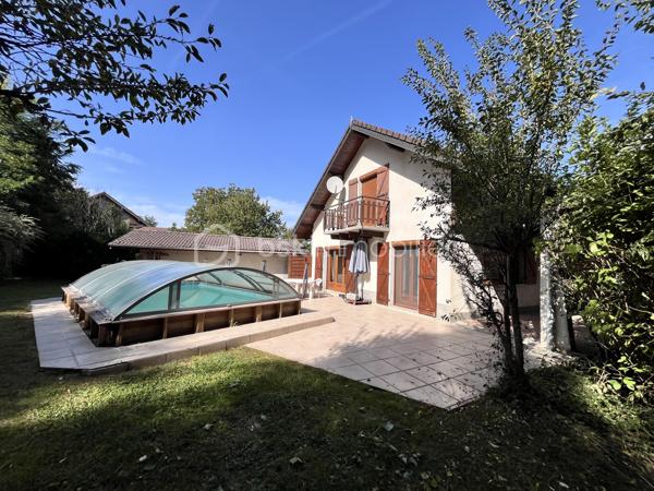 EXCLUSIVITE !

A Albens au, calme, dans un environnement verdoyant, découvrez cette maison individuelle offrant de beaux volumes et un important potentiel d’aménagement.

Édifiée sur un terrain plat, clos et joliment arboré de 1 564 m², cette propriété bénéficie d’un cadre agréable et préservé, avec portail électrique, piscine couverte et également d’un garage indépendant de 29 m²,

D’une surface habitable de 125,59 m², la maison se compose au rez-de-chaussée d’un vaste double séjour de 47 m², d’une cuisine indépendante, d’une chambre, d’une salle de bains et d’un WC
Ce niveau dispose également d’un double garage, d’une buanderie et d’une grande cave, offrant de nombreux espaces de rangement.

À l’étage, vous trouverez une chambre mansardée ainsi qu’une seconde chambre aménagée en mezzanine de 18 m². Un beau potentiel supplémentaire est offert par les combles de 47 m² au sol, aménageables selon vos besoins : chambres, bureau, salle de jeux ou espace de loisirs.

Les atouts :

* Maison individuelle de 125,59 m²
* Terrain plat, clos et arboré de 1 564 m²
* Environnement calme
* Double séjour de 47 m²
* 3 chambres / espaces nuit
* Combles aménageables de 47 m² au sol
* Double garage
* Garage indépendant de 29 m²
* Buanderie et grande cave
* Portail électrique
* Piscine couverte
* Beau potentiel d’évolution