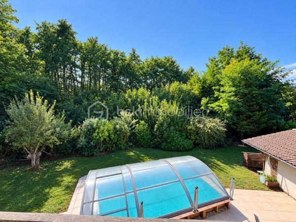 EXCLUSIVITE !

A Albens au, calme, dans un environnement verdoyant, découvrez cette maison individuelle offrant de beaux volumes et un important potentiel d’aménagement.

Édifiée sur un terrain plat, clos et joliment arboré de 1 564 m², cette propriété bénéficie d’un cadre agréable et préservé, avec portail électrique, piscine couverte et également d’un garage indépendant de 29 m²,

D’une surface habitable de 125,59 m², la maison se compose au rez-de-chaussée d’un vaste double séjour de 47 m², d’une cuisine indépendante, d’une chambre, d’une salle de bains et d’un WC
Ce niveau dispose également d’un double garage, d’une buanderie et d’une grande cave, offrant de nombreux espaces de rangement.

À l’étage, vous trouverez une chambre mansardée ainsi qu’une seconde chambre aménagée en mezzanine de 18 m². Un beau potentiel supplémentaire est offert par les combles de 47 m² au sol, aménageables selon vos besoins : chambres, bureau, salle de jeux ou espace de loisirs.

Les atouts :

* Maison individuelle de 125,59 m²
* Terrain plat, clos et arboré de 1 564 m²
* Environnement calme
* Double séjour de 47 m²
* 3 chambres / espaces nuit
* Combles aménageables de 47 m² au sol
* Double garage
* Garage indépendant de 29 m²
* Buanderie et grande cave
* Portail électrique
* Piscine couverte
* Beau potentiel d’évolution