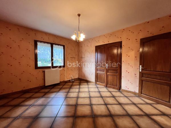 EXCLUSIVITE !

A Albens au, calme, dans un environnement verdoyant, découvrez cette maison individuelle offrant de beaux volumes et un important potentiel d’aménagement.

Édifiée sur un terrain plat, clos et joliment arboré de 1 564 m², cette propriété bénéficie d’un cadre agréable et préservé, avec portail électrique, piscine couverte et également d’un garage indépendant de 29 m²,

D’une surface habitable de 125,59 m², la maison se compose au rez-de-chaussée d’un vaste double séjour de 47 m², d’une cuisine indépendante, d’une chambre, d’une salle de bains et d’un WC
Ce niveau dispose également d’un double garage, d’une buanderie et d’une grande cave, offrant de nombreux espaces de rangement.

À l’étage, vous trouverez une chambre mansardée ainsi qu’une seconde chambre aménagée en mezzanine de 18 m². Un beau potentiel supplémentaire est offert par les combles de 47 m² au sol, aménageables selon vos besoins : chambres, bureau, salle de jeux ou espace de loisirs.

Les atouts :

* Maison individuelle de 125,59 m²
* Terrain plat, clos et arboré de 1 564 m²
* Environnement calme
* Double séjour de 47 m²
* 3 chambres / espaces nuit
* Combles aménageables de 47 m² au sol
* Double garage
* Garage indépendant de 29 m²
* Buanderie et grande cave
* Portail électrique
* Piscine couverte
* Beau potentiel d’évolution