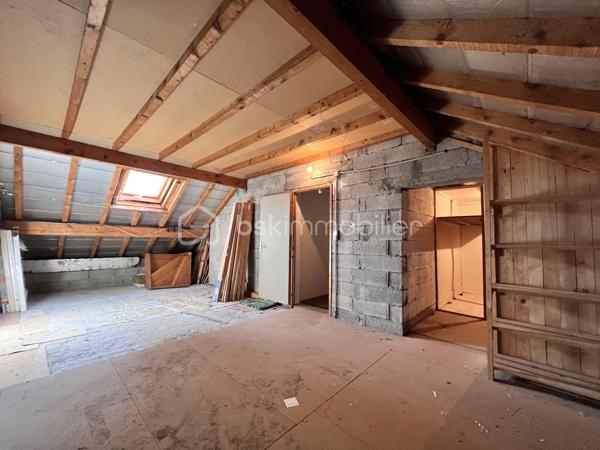EXCLUSIVITE !

A Albens au, calme, dans un environnement verdoyant, découvrez cette maison individuelle offrant de beaux volumes et un important potentiel d’aménagement.

Édifiée sur un terrain plat, clos et joliment arboré de 1 564 m², cette propriété bénéficie d’un cadre agréable et préservé, avec portail électrique, piscine couverte et également d’un garage indépendant de 29 m²,

D’une surface habitable de 125,59 m², la maison se compose au rez-de-chaussée d’un vaste double séjour de 47 m², d’une cuisine indépendante, d’une chambre, d’une salle de bains et d’un WC
Ce niveau dispose également d’un double garage, d’une buanderie et d’une grande cave, offrant de nombreux espaces de rangement.

À l’étage, vous trouverez une chambre mansardée ainsi qu’une seconde chambre aménagée en mezzanine de 18 m². Un beau potentiel supplémentaire est offert par les combles de 47 m² au sol, aménageables selon vos besoins : chambres, bureau, salle de jeux ou espace de loisirs.

Les atouts :

* Maison individuelle de 125,59 m²
* Terrain plat, clos et arboré de 1 564 m²
* Environnement calme
* Double séjour de 47 m²
* 3 chambres / espaces nuit
* Combles aménageables de 47 m² au sol
* Double garage
* Garage indépendant de 29 m²
* Buanderie et grande cave
* Portail électrique
* Piscine couverte
* Beau potentiel d’évolution