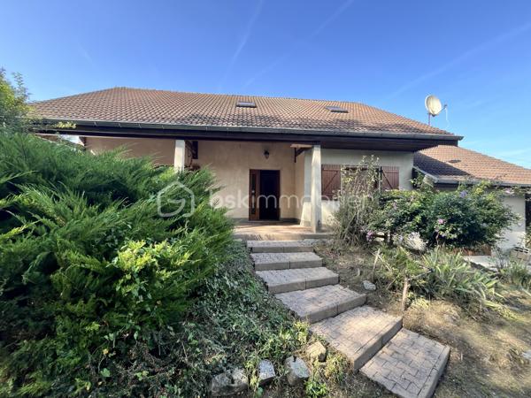 EXCLUSIVITE !

A Albens au, calme, dans un environnement verdoyant, découvrez cette maison individuelle offrant de beaux volumes et un important potentiel d’aménagement.

Édifiée sur un terrain plat, clos et joliment arboré de 1 564 m², cette propriété bénéficie d’un cadre agréable et préservé, avec portail électrique, piscine couverte et également d’un garage indépendant de 29 m²,

D’une surface habitable de 125,59 m², la maison se compose au rez-de-chaussée d’un vaste double séjour de 47 m², d’une cuisine indépendante, d’une chambre, d’une salle de bains et d’un WC
Ce niveau dispose également d’un double garage, d’une buanderie et d’une grande cave, offrant de nombreux espaces de rangement.

À l’étage, vous trouverez une chambre mansardée ainsi qu’une seconde chambre aménagée en mezzanine de 18 m². Un beau potentiel supplémentaire est offert par les combles de 47 m² au sol, aménageables selon vos besoins : chambres, bureau, salle de jeux ou espace de loisirs.

Les atouts :

* Maison individuelle de 125,59 m²
* Terrain plat, clos et arboré de 1 564 m²
* Environnement calme
* Double séjour de 47 m²
* 3 chambres / espaces nuit
* Combles aménageables de 47 m² au sol
* Double garage
* Garage indépendant de 29 m²
* Buanderie et grande cave
* Portail électrique
* Piscine couverte
* Beau potentiel d’évolution