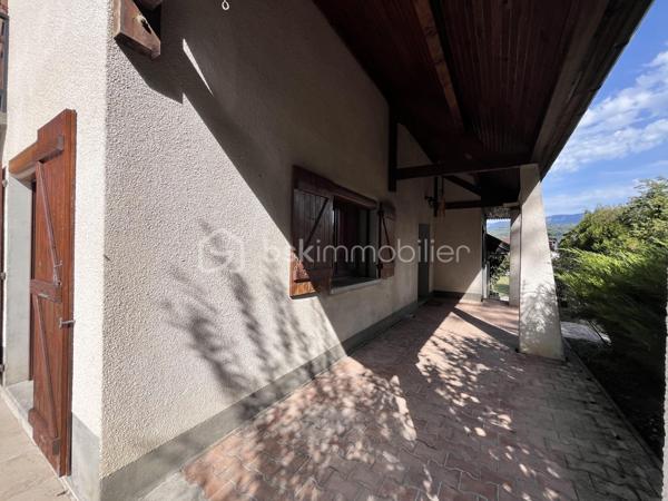 EXCLUSIVITE !

A Albens au, calme, dans un environnement verdoyant, découvrez cette maison individuelle offrant de beaux volumes et un important potentiel d’aménagement.

Édifiée sur un terrain plat, clos et joliment arboré de 1 564 m², cette propriété bénéficie d’un cadre agréable et préservé, avec portail électrique, piscine couverte et également d’un garage indépendant de 29 m²,

D’une surface habitable de 125,59 m², la maison se compose au rez-de-chaussée d’un vaste double séjour de 47 m², d’une cuisine indépendante, d’une chambre, d’une salle de bains et d’un WC
Ce niveau dispose également d’un double garage, d’une buanderie et d’une grande cave, offrant de nombreux espaces de rangement.

À l’étage, vous trouverez une chambre mansardée ainsi qu’une seconde chambre aménagée en mezzanine de 18 m². Un beau potentiel supplémentaire est offert par les combles de 47 m² au sol, aménageables selon vos besoins : chambres, bureau, salle de jeux ou espace de loisirs.

Les atouts :

* Maison individuelle de 125,59 m²
* Terrain plat, clos et arboré de 1 564 m²
* Environnement calme
* Double séjour de 47 m²
* 3 chambres / espaces nuit
* Combles aménageables de 47 m² au sol
* Double garage
* Garage indépendant de 29 m²
* Buanderie et grande cave
* Portail électrique
* Piscine couverte
* Beau potentiel d’évolution