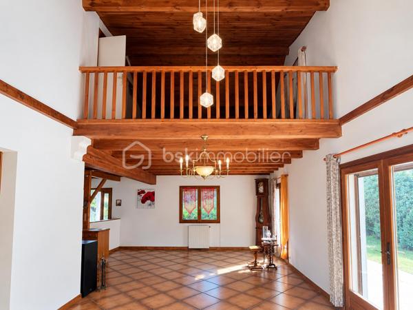 EXCLUSIVITE !

A Albens au, calme, dans un environnement verdoyant, découvrez cette maison individuelle offrant de beaux volumes et un important potentiel d’aménagement.

Édifiée sur un terrain plat, clos et joliment arboré de 1 564 m², cette propriété bénéficie d’un cadre agréable et préservé, avec portail électrique, piscine couverte et également d’un garage indépendant de 29 m²,

D’une surface habitable de 125,59 m², la maison se compose au rez-de-chaussée d’un vaste double séjour de 47 m², d’une cuisine indépendante, d’une chambre, d’une salle de bains et d’un WC
Ce niveau dispose également d’un double garage, d’une buanderie et d’une grande cave, offrant de nombreux espaces de rangement.

À l’étage, vous trouverez une chambre mansardée ainsi qu’une seconde chambre aménagée en mezzanine de 18 m². Un beau potentiel supplémentaire est offert par les combles de 47 m² au sol, aménageables selon vos besoins : chambres, bureau, salle de jeux ou espace de loisirs.

Les atouts :

* Maison individuelle de 125,59 m²
* Terrain plat, clos et arboré de 1 564 m²
* Environnement calme
* Double séjour de 47 m²
* 3 chambres / espaces nuit
* Combles aménageables de 47 m² au sol
* Double garage
* Garage indépendant de 29 m²
* Buanderie et grande cave
* Portail électrique
* Piscine couverte
* Beau potentiel d’évolution