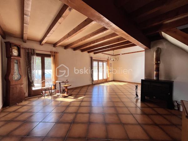 EXCLUSIVITE !

A Albens au, calme, dans un environnement verdoyant, découvrez cette maison individuelle offrant de beaux volumes et un important potentiel d’aménagement.

Édifiée sur un terrain plat, clos et joliment arboré de 1 564 m², cette propriété bénéficie d’un cadre agréable et préservé, avec portail électrique, piscine couverte et également d’un garage indépendant de 29 m²,

D’une surface habitable de 125,59 m², la maison se compose au rez-de-chaussée d’un vaste double séjour de 47 m², d’une cuisine indépendante, d’une chambre, d’une salle de bains et d’un WC
Ce niveau dispose également d’un double garage, d’une buanderie et d’une grande cave, offrant de nombreux espaces de rangement.

À l’étage, vous trouverez une chambre mansardée ainsi qu’une seconde chambre aménagée en mezzanine de 18 m². Un beau potentiel supplémentaire est offert par les combles de 47 m² au sol, aménageables selon vos besoins : chambres, bureau, salle de jeux ou espace de loisirs.

Les atouts :

* Maison individuelle de 125,59 m²
* Terrain plat, clos et arboré de 1 564 m²
* Environnement calme
* Double séjour de 47 m²
* 3 chambres / espaces nuit
* Combles aménageables de 47 m² au sol
* Double garage
* Garage indépendant de 29 m²
* Buanderie et grande cave
* Portail électrique
* Piscine couverte
* Beau potentiel d’évolution