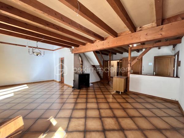 EXCLUSIVITE !

A Albens au, calme, dans un environnement verdoyant, découvrez cette maison individuelle offrant de beaux volumes et un important potentiel d’aménagement.

Édifiée sur un terrain plat, clos et joliment arboré de 1 564 m², cette propriété bénéficie d’un cadre agréable et préservé, avec portail électrique, piscine couverte et également d’un garage indépendant de 29 m²,

D’une surface habitable de 125,59 m², la maison se compose au rez-de-chaussée d’un vaste double séjour de 47 m², d’une cuisine indépendante, d’une chambre, d’une salle de bains et d’un WC
Ce niveau dispose également d’un double garage, d’une buanderie et d’une grande cave, offrant de nombreux espaces de rangement.

À l’étage, vous trouverez une chambre mansardée ainsi qu’une seconde chambre aménagée en mezzanine de 18 m². Un beau potentiel supplémentaire est offert par les combles de 47 m² au sol, aménageables selon vos besoins : chambres, bureau, salle de jeux ou espace de loisirs.

Les atouts :

* Maison individuelle de 125,59 m²
* Terrain plat, clos et arboré de 1 564 m²
* Environnement calme
* Double séjour de 47 m²
* 3 chambres / espaces nuit
* Combles aménageables de 47 m² au sol
* Double garage
* Garage indépendant de 29 m²
* Buanderie et grande cave
* Portail électrique
* Piscine couverte
* Beau potentiel d’évolution
