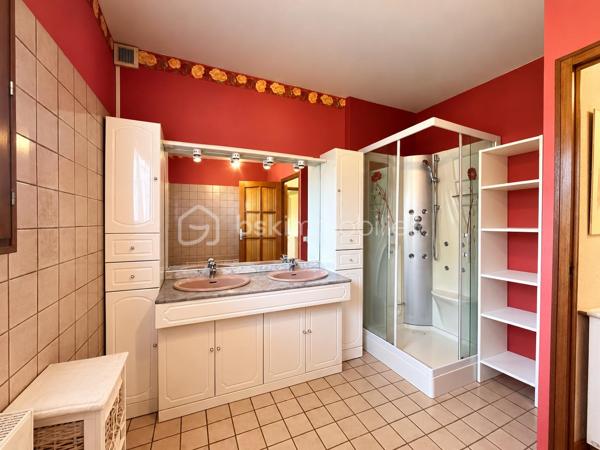 EXCLUSIVITE !

A Albens au, calme, dans un environnement verdoyant, découvrez cette maison individuelle offrant de beaux volumes et un important potentiel d’aménagement.

Édifiée sur un terrain plat, clos et joliment arboré de 1 564 m², cette propriété bénéficie d’un cadre agréable et préservé, avec portail électrique, piscine couverte et également d’un garage indépendant de 29 m²,

D’une surface habitable de 125,59 m², la maison se compose au rez-de-chaussée d’un vaste double séjour de 47 m², d’une cuisine indépendante, d’une chambre, d’une salle de bains et d’un WC
Ce niveau dispose également d’un double garage, d’une buanderie et d’une grande cave, offrant de nombreux espaces de rangement.

À l’étage, vous trouverez une chambre mansardée ainsi qu’une seconde chambre aménagée en mezzanine de 18 m². Un beau potentiel supplémentaire est offert par les combles de 47 m² au sol, aménageables selon vos besoins : chambres, bureau, salle de jeux ou espace de loisirs.

Les atouts :

* Maison individuelle de 125,59 m²
* Terrain plat, clos et arboré de 1 564 m²
* Environnement calme
* Double séjour de 47 m²
* 3 chambres / espaces nuit
* Combles aménageables de 47 m² au sol
* Double garage
* Garage indépendant de 29 m²
* Buanderie et grande cave
* Portail électrique
* Piscine couverte
* Beau potentiel d’évolution