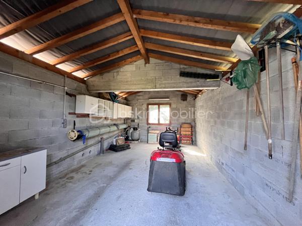 EXCLUSIVITE !

A Albens au, calme, dans un environnement verdoyant, découvrez cette maison individuelle offrant de beaux volumes et un important potentiel d’aménagement.

Édifiée sur un terrain plat, clos et joliment arboré de 1 564 m², cette propriété bénéficie d’un cadre agréable et préservé, avec portail électrique, piscine couverte et également d’un garage indépendant de 29 m²,

D’une surface habitable de 125,59 m², la maison se compose au rez-de-chaussée d’un vaste double séjour de 47 m², d’une cuisine indépendante, d’une chambre, d’une salle de bains et d’un WC
Ce niveau dispose également d’un double garage, d’une buanderie et d’une grande cave, offrant de nombreux espaces de rangement.

À l’étage, vous trouverez une chambre mansardée ainsi qu’une seconde chambre aménagée en mezzanine de 18 m². Un beau potentiel supplémentaire est offert par les combles de 47 m² au sol, aménageables selon vos besoins : chambres, bureau, salle de jeux ou espace de loisirs.

Les atouts :

* Maison individuelle de 125,59 m²
* Terrain plat, clos et arboré de 1 564 m²
* Environnement calme
* Double séjour de 47 m²
* 3 chambres / espaces nuit
* Combles aménageables de 47 m² au sol
* Double garage
* Garage indépendant de 29 m²
* Buanderie et grande cave
* Portail électrique
* Piscine couverte
* Beau potentiel d’évolution