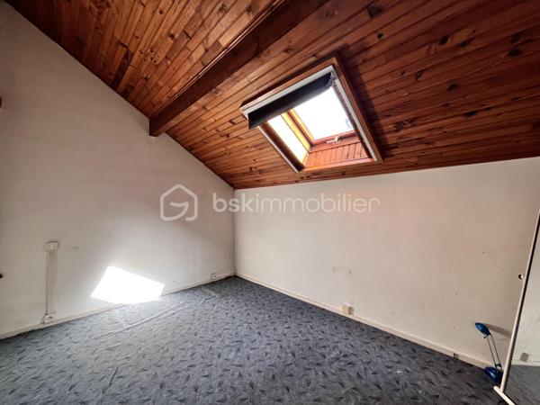 EXCLUSIVITE !

A Albens au, calme, dans un environnement verdoyant, découvrez cette maison individuelle offrant de beaux volumes et un important potentiel d’aménagement.

Édifiée sur un terrain plat, clos et joliment arboré de 1 564 m², cette propriété bénéficie d’un cadre agréable et préservé, avec portail électrique, piscine couverte et également d’un garage indépendant de 29 m²,

D’une surface habitable de 125,59 m², la maison se compose au rez-de-chaussée d’un vaste double séjour de 47 m², d’une cuisine indépendante, d’une chambre, d’une salle de bains et d’un WC
Ce niveau dispose également d’un double garage, d’une buanderie et d’une grande cave, offrant de nombreux espaces de rangement.

À l’étage, vous trouverez une chambre mansardée ainsi qu’une seconde chambre aménagée en mezzanine de 18 m². Un beau potentiel supplémentaire est offert par les combles de 47 m² au sol, aménageables selon vos besoins : chambres, bureau, salle de jeux ou espace de loisirs.

Les atouts :

* Maison individuelle de 125,59 m²
* Terrain plat, clos et arboré de 1 564 m²
* Environnement calme
* Double séjour de 47 m²
* 3 chambres / espaces nuit
* Combles aménageables de 47 m² au sol
* Double garage
* Garage indépendant de 29 m²
* Buanderie et grande cave
* Portail électrique
* Piscine couverte
* Beau potentiel d’évolution