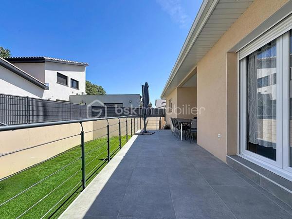 Située dans la charmante commune de Bompas. Cette agréable VILLA familiale de PLAIN-PIED en 2 Pans et 4 faces d’environ 110m² en PLEINE PROPRIÉTÉ est encore SOUS GARANTIE DÉCENNALE. Ce bien  n'a AUCUN TRAVAUX À PRÉVOIR. Elle offre un cadre de vie idéal alliant confort, modernité et PROXIMITÉ et des ÉCOLES. Diverses ASSOCIATIONS SPORTIVES et CULTURELLES sont également au sein de la commune. Vous pourrez également profiter des commodités (Boulangeries/Pâtisseries, Banques, Maison de santé, Auto école, Supérette (Alimentation), Opticien, EHPAD, Pharmacies, Garage, Coiffeur, Restaurants, Tabac presse, Salon esthétique, Fleuriste, Plombier...).

Dès l’entrée, vous découvrirez : 
-	Une PIÈCE DE VIE de PLUS de 53m² conviviale et lumineuse avec CUISINE OUVERTE entièrement ÉQUIPÉE et AMÉNAGÉE sur le DOUBLE SÉJOUR, 
-	DEUX CHAMBRES d’environ 13m² chacune avec PLACARDS COULISSANTS,
-	Un DÉGAGEMENT avec PLACARD COULISSANT pour optimiser les rangements. 
-	Une SUITE PARENTALE disposant d’un DRESSING et de sa SALLE D’EAU PRIVÉE avec coin WC. 
-	Une SALLE D’EAU avec DOUBLE VASQUE
-	Un WC indépendant avec LAVE-MAINS.

CÔTÉ EXTÉRIEUR vous profiterez :
-	Une belle TERRASSE avec vue sur le jardin clos, 
-	Un GARAGE avec PORTE MOTORISÉE
-	DEUX PLACES de PARKING aériennes.

LES +++ :
-	AUCUNE MITOYENNETÉ (Bien en toute propriété)
-	SOUS GARANTIE DÉCENNALE jusqu’en 2030  
-	AUCUN TRAVAUX à prévoir, Villa quasiment NEUVE
-	Maison achevée en 2022
-	DPE en A garantissant ÉCONOMIE D'ÉNERGIE et bien-être toute l’année
-	CLIMATISATION RÉVERSIBLE "GAINÉE"
-	DOUBLES VITRAGES PVC
-	VOLETS roulants ÉLECTRIQUES (Gestion à distance via une application)
-	VIDE SANITAIRE
-	FIBRE (Déployée et installée)
-	ADOUCISSEUR D’EAU
-	Ballon THERMODYNAMIQUE 

CÔTÉS SCOLAIRES : 
-	Crèche – Relais petite enfance « Bom’Passage »
-	Centre Multi-accueil « Les Cargolines »
-	Groupe Scolaire « Jean Moulin » 
-	Collège « Jean Rous » dans la commune de PIA est le collège du secteur 

CÔTÉS TRANSPORTS :
-	Arrêts de bus à proximité, facilitant les déplacements vers Perpignan et les alentours. 
-	L’accès rapide aux grands axes permet également de rejoindre facilement les plages ou le centre-ville de Perpignan.

Cette Villa est faite pour vous et vous souhaitez en savoir plus ou programmer une visite ? Contactez-moi !