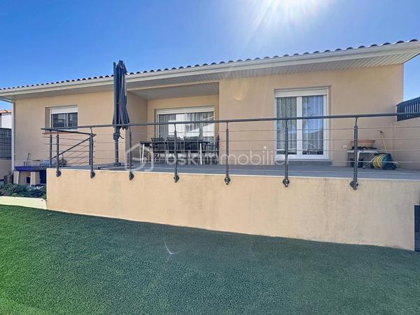 Située dans la charmante commune de Bompas. Cette agréable VILLA familiale de PLAIN-PIED en 2 Pans et 4 faces d’environ 110m² en PLEINE PROPRIÉTÉ est encore SOUS GARANTIE DÉCENNALE. Ce bien  n'a AUCUN TRAVAUX À PRÉVOIR. Elle offre un cadre de vie idéal alliant confort, modernité et PROXIMITÉ et des ÉCOLES. Diverses ASSOCIATIONS SPORTIVES et CULTURELLES sont également au sein de la commune. Vous pourrez également profiter des commodités (Boulangeries/Pâtisseries, Banques, Maison de santé, Auto école, Supérette (Alimentation), Opticien, EHPAD, Pharmacies, Garage, Coiffeur, Restaurants, Tabac presse, Salon esthétique, Fleuriste, Plombier...).

Dès l’entrée, vous découvrirez : 
-	Une PIÈCE DE VIE de PLUS de 53m² conviviale et lumineuse avec CUISINE OUVERTE entièrement ÉQUIPÉE et AMÉNAGÉE sur le DOUBLE SÉJOUR, 
-	DEUX CHAMBRES d’environ 13m² chacune avec PLACARDS COULISSANTS,
-	Un DÉGAGEMENT avec PLACARD COULISSANT pour optimiser les rangements. 
-	Une SUITE PARENTALE disposant d’un DRESSING et de sa SALLE D’EAU PRIVÉE avec coin WC. 
-	Une SALLE D’EAU avec DOUBLE VASQUE
-	Un WC indépendant avec LAVE-MAINS.

CÔTÉ EXTÉRIEUR vous profiterez :
-	Une belle TERRASSE avec vue sur le jardin clos, 
-	Un GARAGE avec PORTE MOTORISÉE
-	DEUX PLACES de PARKING aériennes.

LES +++ :
-	AUCUNE MITOYENNETÉ (Bien en toute propriété)
-	SOUS GARANTIE DÉCENNALE jusqu’en 2030  
-	AUCUN TRAVAUX à prévoir, Villa quasiment NEUVE
-	Maison achevée en 2022
-	DPE en A garantissant ÉCONOMIE D'ÉNERGIE et bien-être toute l’année
-	CLIMATISATION RÉVERSIBLE "GAINÉE"
-	DOUBLES VITRAGES PVC
-	VOLETS roulants ÉLECTRIQUES (Gestion à distance via une application)
-	VIDE SANITAIRE
-	FIBRE (Déployée et installée)
-	ADOUCISSEUR D’EAU
-	Ballon THERMODYNAMIQUE 

CÔTÉS SCOLAIRES : 
-	Crèche – Relais petite enfance « Bom’Passage »
-	Centre Multi-accueil « Les Cargolines »
-	Groupe Scolaire « Jean Moulin » 
-	Collège « Jean Rous » dans la commune de PIA est le collège du secteur 

CÔTÉS TRANSPORTS :
-	Arrêts de bus à proximité, facilitant les déplacements vers Perpignan et les alentours. 
-	L’accès rapide aux grands axes permet également de rejoindre facilement les plages ou le centre-ville de Perpignan.

Cette Villa est faite pour vous et vous souhaitez en savoir plus ou programmer une visite ? Contactez-moi !
