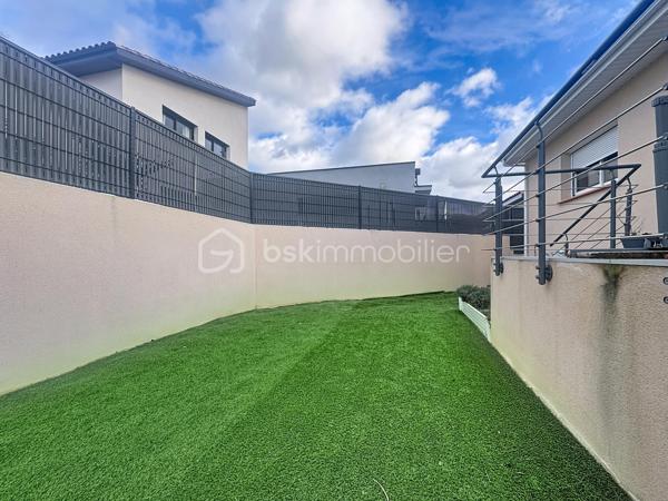 Située dans la charmante commune de Bompas. Cette agréable VILLA familiale de PLAIN-PIED en 2 Pans et 4 faces d’environ 110m² en PLEINE PROPRIÉTÉ est encore SOUS GARANTIE DÉCENNALE. Ce bien  n'a AUCUN TRAVAUX À PRÉVOIR. Elle offre un cadre de vie idéal alliant confort, modernité et PROXIMITÉ et des ÉCOLES. Diverses ASSOCIATIONS SPORTIVES et CULTURELLES sont également au sein de la commune. Vous pourrez également profiter des commodités (Boulangeries/Pâtisseries, Banques, Maison de santé, Auto école, Supérette (Alimentation), Opticien, EHPAD, Pharmacies, Garage, Coiffeur, Restaurants, Tabac presse, Salon esthétique, Fleuriste, Plombier...).

Dès l’entrée, vous découvrirez : 
-	Une PIÈCE DE VIE de PLUS de 53m² conviviale et lumineuse avec CUISINE OUVERTE entièrement ÉQUIPÉE et AMÉNAGÉE sur le DOUBLE SÉJOUR, 
-	DEUX CHAMBRES d’environ 13m² chacune avec PLACARDS COULISSANTS,
-	Un DÉGAGEMENT avec PLACARD COULISSANT pour optimiser les rangements. 
-	Une SUITE PARENTALE disposant d’un DRESSING et de sa SALLE D’EAU PRIVÉE avec coin WC. 
-	Une SALLE D’EAU avec DOUBLE VASQUE
-	Un WC indépendant avec LAVE-MAINS.

CÔTÉ EXTÉRIEUR vous profiterez :
-	Une belle TERRASSE avec vue sur le jardin clos, 
-	Un GARAGE avec PORTE MOTORISÉE
-	DEUX PLACES de PARKING aériennes.

LES +++ :
-	AUCUNE MITOYENNETÉ (Bien en toute propriété)
-	SOUS GARANTIE DÉCENNALE jusqu’en 2030  
-	AUCUN TRAVAUX à prévoir, Villa quasiment NEUVE
-	Maison achevée en 2022
-	DPE en A garantissant ÉCONOMIE D'ÉNERGIE et bien-être toute l’année
-	CLIMATISATION RÉVERSIBLE "GAINÉE"
-	DOUBLES VITRAGES PVC
-	VOLETS roulants ÉLECTRIQUES (Gestion à distance via une application)
-	VIDE SANITAIRE
-	FIBRE (Déployée et installée)
-	ADOUCISSEUR D’EAU
-	Ballon THERMODYNAMIQUE 

CÔTÉS SCOLAIRES : 
-	Crèche – Relais petite enfance « Bom’Passage »
-	Centre Multi-accueil « Les Cargolines »
-	Groupe Scolaire « Jean Moulin » 
-	Collège « Jean Rous » dans la commune de PIA est le collège du secteur 

CÔTÉS TRANSPORTS :
-	Arrêts de bus à proximité, facilitant les déplacements vers Perpignan et les alentours. 
-	L’accès rapide aux grands axes permet également de rejoindre facilement les plages ou le centre-ville de Perpignan.

Cette Villa est faite pour vous et vous souhaitez en savoir plus ou programmer une visite ? Contactez-moi !