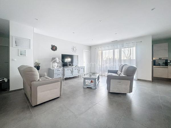 Située dans la charmante commune de Bompas. Cette agréable VILLA familiale de PLAIN-PIED en 2 Pans et 4 faces d’environ 110m² en PLEINE PROPRIÉTÉ est encore SOUS GARANTIE DÉCENNALE. Ce bien  n'a AUCUN TRAVAUX À PRÉVOIR. Elle offre un cadre de vie idéal alliant confort, modernité et PROXIMITÉ et des ÉCOLES. Diverses ASSOCIATIONS SPORTIVES et CULTURELLES sont également au sein de la commune. Vous pourrez également profiter des commodités (Boulangeries/Pâtisseries, Banques, Maison de santé, Auto école, Supérette (Alimentation), Opticien, EHPAD, Pharmacies, Garage, Coiffeur, Restaurants, Tabac presse, Salon esthétique, Fleuriste, Plombier...).

Dès l’entrée, vous découvrirez : 
-	Une PIÈCE DE VIE de PLUS de 53m² conviviale et lumineuse avec CUISINE OUVERTE entièrement ÉQUIPÉE et AMÉNAGÉE sur le DOUBLE SÉJOUR, 
-	DEUX CHAMBRES d’environ 13m² chacune avec PLACARDS COULISSANTS,
-	Un DÉGAGEMENT avec PLACARD COULISSANT pour optimiser les rangements. 
-	Une SUITE PARENTALE disposant d’un DRESSING et de sa SALLE D’EAU PRIVÉE avec coin WC. 
-	Une SALLE D’EAU avec DOUBLE VASQUE
-	Un WC indépendant avec LAVE-MAINS.

CÔTÉ EXTÉRIEUR vous profiterez :
-	Une belle TERRASSE avec vue sur le jardin clos, 
-	Un GARAGE avec PORTE MOTORISÉE
-	DEUX PLACES de PARKING aériennes.

LES +++ :
-	AUCUNE MITOYENNETÉ (Bien en toute propriété)
-	SOUS GARANTIE DÉCENNALE jusqu’en 2030  
-	AUCUN TRAVAUX à prévoir, Villa quasiment NEUVE
-	Maison achevée en 2022
-	DPE en A garantissant ÉCONOMIE D'ÉNERGIE et bien-être toute l’année
-	CLIMATISATION RÉVERSIBLE "GAINÉE"
-	DOUBLES VITRAGES PVC
-	VOLETS roulants ÉLECTRIQUES (Gestion à distance via une application)
-	VIDE SANITAIRE
-	FIBRE (Déployée et installée)
-	ADOUCISSEUR D’EAU
-	Ballon THERMODYNAMIQUE 

CÔTÉS SCOLAIRES : 
-	Crèche – Relais petite enfance « Bom’Passage »
-	Centre Multi-accueil « Les Cargolines »
-	Groupe Scolaire « Jean Moulin » 
-	Collège « Jean Rous » dans la commune de PIA est le collège du secteur 

CÔTÉS TRANSPORTS :
-	Arrêts de bus à proximité, facilitant les déplacements vers Perpignan et les alentours. 
-	L’accès rapide aux grands axes permet également de rejoindre facilement les plages ou le centre-ville de Perpignan.

Cette Villa est faite pour vous et vous souhaitez en savoir plus ou programmer une visite ? Contactez-moi !