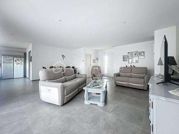 Située dans la charmante commune de Bompas. Cette agréable VILLA familiale de PLAIN-PIED en 2 Pans et 4 faces d’environ 110m² en PLEINE PROPRIÉTÉ est encore SOUS GARANTIE DÉCENNALE. Ce bien  n'a AUCUN TRAVAUX À PRÉVOIR. Elle offre un cadre de vie idéal alliant confort, modernité et PROXIMITÉ et des ÉCOLES. Diverses ASSOCIATIONS SPORTIVES et CULTURELLES sont également au sein de la commune. Vous pourrez également profiter des commodités (Boulangeries/Pâtisseries, Banques, Maison de santé, Auto école, Supérette (Alimentation), Opticien, EHPAD, Pharmacies, Garage, Coiffeur, Restaurants, Tabac presse, Salon esthétique, Fleuriste, Plombier...).

Dès l’entrée, vous découvrirez : 
-	Une PIÈCE DE VIE de PLUS de 53m² conviviale et lumineuse avec CUISINE OUVERTE entièrement ÉQUIPÉE et AMÉNAGÉE sur le DOUBLE SÉJOUR, 
-	DEUX CHAMBRES d’environ 13m² chacune avec PLACARDS COULISSANTS,
-	Un DÉGAGEMENT avec PLACARD COULISSANT pour optimiser les rangements. 
-	Une SUITE PARENTALE disposant d’un DRESSING et de sa SALLE D’EAU PRIVÉE avec coin WC. 
-	Une SALLE D’EAU avec DOUBLE VASQUE
-	Un WC indépendant avec LAVE-MAINS.

CÔTÉ EXTÉRIEUR vous profiterez :
-	Une belle TERRASSE avec vue sur le jardin clos, 
-	Un GARAGE avec PORTE MOTORISÉE
-	DEUX PLACES de PARKING aériennes.

LES +++ :
-	AUCUNE MITOYENNETÉ (Bien en toute propriété)
-	SOUS GARANTIE DÉCENNALE jusqu’en 2030  
-	AUCUN TRAVAUX à prévoir, Villa quasiment NEUVE
-	Maison achevée en 2022
-	DPE en A garantissant ÉCONOMIE D'ÉNERGIE et bien-être toute l’année
-	CLIMATISATION RÉVERSIBLE "GAINÉE"
-	DOUBLES VITRAGES PVC
-	VOLETS roulants ÉLECTRIQUES (Gestion à distance via une application)
-	VIDE SANITAIRE
-	FIBRE (Déployée et installée)
-	ADOUCISSEUR D’EAU
-	Ballon THERMODYNAMIQUE 

CÔTÉS SCOLAIRES : 
-	Crèche – Relais petite enfance « Bom’Passage »
-	Centre Multi-accueil « Les Cargolines »
-	Groupe Scolaire « Jean Moulin » 
-	Collège « Jean Rous » dans la commune de PIA est le collège du secteur 

CÔTÉS TRANSPORTS :
-	Arrêts de bus à proximité, facilitant les déplacements vers Perpignan et les alentours. 
-	L’accès rapide aux grands axes permet également de rejoindre facilement les plages ou le centre-ville de Perpignan.

Cette Villa est faite pour vous et vous souhaitez en savoir plus ou programmer une visite ? Contactez-moi !