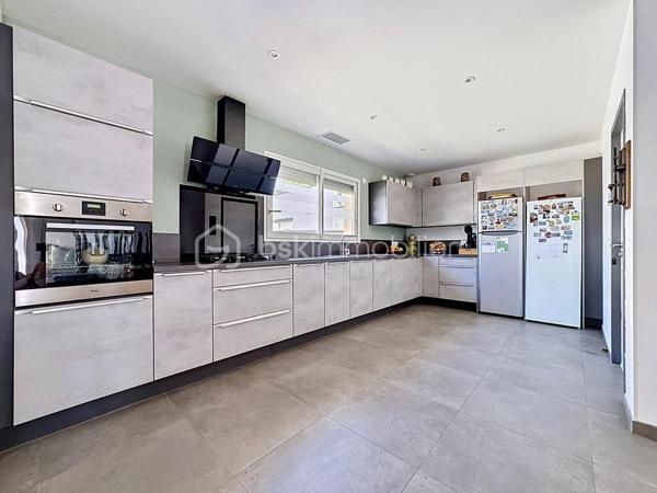 Située dans la charmante commune de Bompas. Cette agréable VILLA familiale de PLAIN-PIED en 2 Pans et 4 faces d’environ 110m² en PLEINE PROPRIÉTÉ est encore SOUS GARANTIE DÉCENNALE. Ce bien  n'a AUCUN TRAVAUX À PRÉVOIR. Elle offre un cadre de vie idéal alliant confort, modernité et PROXIMITÉ et des ÉCOLES. Diverses ASSOCIATIONS SPORTIVES et CULTURELLES sont également au sein de la commune. Vous pourrez également profiter des commodités (Boulangeries/Pâtisseries, Banques, Maison de santé, Auto école, Supérette (Alimentation), Opticien, EHPAD, Pharmacies, Garage, Coiffeur, Restaurants, Tabac presse, Salon esthétique, Fleuriste, Plombier...).

Dès l’entrée, vous découvrirez : 
-	Une PIÈCE DE VIE de PLUS de 53m² conviviale et lumineuse avec CUISINE OUVERTE entièrement ÉQUIPÉE et AMÉNAGÉE sur le DOUBLE SÉJOUR, 
-	DEUX CHAMBRES d’environ 13m² chacune avec PLACARDS COULISSANTS,
-	Un DÉGAGEMENT avec PLACARD COULISSANT pour optimiser les rangements. 
-	Une SUITE PARENTALE disposant d’un DRESSING et de sa SALLE D’EAU PRIVÉE avec coin WC. 
-	Une SALLE D’EAU avec DOUBLE VASQUE
-	Un WC indépendant avec LAVE-MAINS.

CÔTÉ EXTÉRIEUR vous profiterez :
-	Une belle TERRASSE avec vue sur le jardin clos, 
-	Un GARAGE avec PORTE MOTORISÉE
-	DEUX PLACES de PARKING aériennes.

LES +++ :
-	AUCUNE MITOYENNETÉ (Bien en toute propriété)
-	SOUS GARANTIE DÉCENNALE jusqu’en 2030  
-	AUCUN TRAVAUX à prévoir, Villa quasiment NEUVE
-	Maison achevée en 2022
-	DPE en A garantissant ÉCONOMIE D'ÉNERGIE et bien-être toute l’année
-	CLIMATISATION RÉVERSIBLE "GAINÉE"
-	DOUBLES VITRAGES PVC
-	VOLETS roulants ÉLECTRIQUES (Gestion à distance via une application)
-	VIDE SANITAIRE
-	FIBRE (Déployée et installée)
-	ADOUCISSEUR D’EAU
-	Ballon THERMODYNAMIQUE 

CÔTÉS SCOLAIRES : 
-	Crèche – Relais petite enfance « Bom’Passage »
-	Centre Multi-accueil « Les Cargolines »
-	Groupe Scolaire « Jean Moulin » 
-	Collège « Jean Rous » dans la commune de PIA est le collège du secteur 

CÔTÉS TRANSPORTS :
-	Arrêts de bus à proximité, facilitant les déplacements vers Perpignan et les alentours. 
-	L’accès rapide aux grands axes permet également de rejoindre facilement les plages ou le centre-ville de Perpignan.

Cette Villa est faite pour vous et vous souhaitez en savoir plus ou programmer une visite ? Contactez-moi !