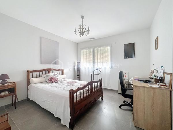 Située dans la charmante commune de Bompas. Cette agréable VILLA familiale de PLAIN-PIED en 2 Pans et 4 faces d’environ 110m² en PLEINE PROPRIÉTÉ est encore SOUS GARANTIE DÉCENNALE. Ce bien  n'a AUCUN TRAVAUX À PRÉVOIR. Elle offre un cadre de vie idéal alliant confort, modernité et PROXIMITÉ et des ÉCOLES. Diverses ASSOCIATIONS SPORTIVES et CULTURELLES sont également au sein de la commune. Vous pourrez également profiter des commodités (Boulangeries/Pâtisseries, Banques, Maison de santé, Auto école, Supérette (Alimentation), Opticien, EHPAD, Pharmacies, Garage, Coiffeur, Restaurants, Tabac presse, Salon esthétique, Fleuriste, Plombier...).

Dès l’entrée, vous découvrirez : 
-	Une PIÈCE DE VIE de PLUS de 53m² conviviale et lumineuse avec CUISINE OUVERTE entièrement ÉQUIPÉE et AMÉNAGÉE sur le DOUBLE SÉJOUR, 
-	DEUX CHAMBRES d’environ 13m² chacune avec PLACARDS COULISSANTS,
-	Un DÉGAGEMENT avec PLACARD COULISSANT pour optimiser les rangements. 
-	Une SUITE PARENTALE disposant d’un DRESSING et de sa SALLE D’EAU PRIVÉE avec coin WC. 
-	Une SALLE D’EAU avec DOUBLE VASQUE
-	Un WC indépendant avec LAVE-MAINS.

CÔTÉ EXTÉRIEUR vous profiterez :
-	Une belle TERRASSE avec vue sur le jardin clos, 
-	Un GARAGE avec PORTE MOTORISÉE
-	DEUX PLACES de PARKING aériennes.

LES +++ :
-	AUCUNE MITOYENNETÉ (Bien en toute propriété)
-	SOUS GARANTIE DÉCENNALE jusqu’en 2030  
-	AUCUN TRAVAUX à prévoir, Villa quasiment NEUVE
-	Maison achevée en 2022
-	DPE en A garantissant ÉCONOMIE D'ÉNERGIE et bien-être toute l’année
-	CLIMATISATION RÉVERSIBLE "GAINÉE"
-	DOUBLES VITRAGES PVC
-	VOLETS roulants ÉLECTRIQUES (Gestion à distance via une application)
-	VIDE SANITAIRE
-	FIBRE (Déployée et installée)
-	ADOUCISSEUR D’EAU
-	Ballon THERMODYNAMIQUE 

CÔTÉS SCOLAIRES : 
-	Crèche – Relais petite enfance « Bom’Passage »
-	Centre Multi-accueil « Les Cargolines »
-	Groupe Scolaire « Jean Moulin » 
-	Collège « Jean Rous » dans la commune de PIA est le collège du secteur 

CÔTÉS TRANSPORTS :
-	Arrêts de bus à proximité, facilitant les déplacements vers Perpignan et les alentours. 
-	L’accès rapide aux grands axes permet également de rejoindre facilement les plages ou le centre-ville de Perpignan.

Cette Villa est faite pour vous et vous souhaitez en savoir plus ou programmer une visite ? Contactez-moi !