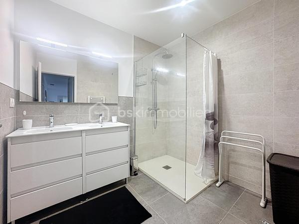 Située dans la charmante commune de Bompas. Cette agréable VILLA familiale de PLAIN-PIED en 2 Pans et 4 faces d’environ 110m² en PLEINE PROPRIÉTÉ est encore SOUS GARANTIE DÉCENNALE. Ce bien  n'a AUCUN TRAVAUX À PRÉVOIR. Elle offre un cadre de vie idéal alliant confort, modernité et PROXIMITÉ et des ÉCOLES. Diverses ASSOCIATIONS SPORTIVES et CULTURELLES sont également au sein de la commune. Vous pourrez également profiter des commodités (Boulangeries/Pâtisseries, Banques, Maison de santé, Auto école, Supérette (Alimentation), Opticien, EHPAD, Pharmacies, Garage, Coiffeur, Restaurants, Tabac presse, Salon esthétique, Fleuriste, Plombier...).

Dès l’entrée, vous découvrirez : 
-	Une PIÈCE DE VIE de PLUS de 53m² conviviale et lumineuse avec CUISINE OUVERTE entièrement ÉQUIPÉE et AMÉNAGÉE sur le DOUBLE SÉJOUR, 
-	DEUX CHAMBRES d’environ 13m² chacune avec PLACARDS COULISSANTS,
-	Un DÉGAGEMENT avec PLACARD COULISSANT pour optimiser les rangements. 
-	Une SUITE PARENTALE disposant d’un DRESSING et de sa SALLE D’EAU PRIVÉE avec coin WC. 
-	Une SALLE D’EAU avec DOUBLE VASQUE
-	Un WC indépendant avec LAVE-MAINS.

CÔTÉ EXTÉRIEUR vous profiterez :
-	Une belle TERRASSE avec vue sur le jardin clos, 
-	Un GARAGE avec PORTE MOTORISÉE
-	DEUX PLACES de PARKING aériennes.

LES +++ :
-	AUCUNE MITOYENNETÉ (Bien en toute propriété)
-	SOUS GARANTIE DÉCENNALE jusqu’en 2030  
-	AUCUN TRAVAUX à prévoir, Villa quasiment NEUVE
-	Maison achevée en 2022
-	DPE en A garantissant ÉCONOMIE D'ÉNERGIE et bien-être toute l’année
-	CLIMATISATION RÉVERSIBLE "GAINÉE"
-	DOUBLES VITRAGES PVC
-	VOLETS roulants ÉLECTRIQUES (Gestion à distance via une application)
-	VIDE SANITAIRE
-	FIBRE (Déployée et installée)
-	ADOUCISSEUR D’EAU
-	Ballon THERMODYNAMIQUE 

CÔTÉS SCOLAIRES : 
-	Crèche – Relais petite enfance « Bom’Passage »
-	Centre Multi-accueil « Les Cargolines »
-	Groupe Scolaire « Jean Moulin » 
-	Collège « Jean Rous » dans la commune de PIA est le collège du secteur 

CÔTÉS TRANSPORTS :
-	Arrêts de bus à proximité, facilitant les déplacements vers Perpignan et les alentours. 
-	L’accès rapide aux grands axes permet également de rejoindre facilement les plages ou le centre-ville de Perpignan.

Cette Villa est faite pour vous et vous souhaitez en savoir plus ou programmer une visite ? Contactez-moi !
