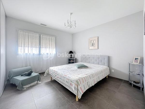 Située dans la charmante commune de Bompas. Cette agréable VILLA familiale de PLAIN-PIED en 2 Pans et 4 faces d’environ 110m² en PLEINE PROPRIÉTÉ est encore SOUS GARANTIE DÉCENNALE. Ce bien  n'a AUCUN TRAVAUX À PRÉVOIR. Elle offre un cadre de vie idéal alliant confort, modernité et PROXIMITÉ et des ÉCOLES. Diverses ASSOCIATIONS SPORTIVES et CULTURELLES sont également au sein de la commune. Vous pourrez également profiter des commodités (Boulangeries/Pâtisseries, Banques, Maison de santé, Auto école, Supérette (Alimentation), Opticien, EHPAD, Pharmacies, Garage, Coiffeur, Restaurants, Tabac presse, Salon esthétique, Fleuriste, Plombier...).

Dès l’entrée, vous découvrirez : 
-	Une PIÈCE DE VIE de PLUS de 53m² conviviale et lumineuse avec CUISINE OUVERTE entièrement ÉQUIPÉE et AMÉNAGÉE sur le DOUBLE SÉJOUR, 
-	DEUX CHAMBRES d’environ 13m² chacune avec PLACARDS COULISSANTS,
-	Un DÉGAGEMENT avec PLACARD COULISSANT pour optimiser les rangements. 
-	Une SUITE PARENTALE disposant d’un DRESSING et de sa SALLE D’EAU PRIVÉE avec coin WC. 
-	Une SALLE D’EAU avec DOUBLE VASQUE
-	Un WC indépendant avec LAVE-MAINS.

CÔTÉ EXTÉRIEUR vous profiterez :
-	Une belle TERRASSE avec vue sur le jardin clos, 
-	Un GARAGE avec PORTE MOTORISÉE
-	DEUX PLACES de PARKING aériennes.

LES +++ :
-	AUCUNE MITOYENNETÉ (Bien en toute propriété)
-	SOUS GARANTIE DÉCENNALE jusqu’en 2030  
-	AUCUN TRAVAUX à prévoir, Villa quasiment NEUVE
-	Maison achevée en 2022
-	DPE en A garantissant ÉCONOMIE D'ÉNERGIE et bien-être toute l’année
-	CLIMATISATION RÉVERSIBLE "GAINÉE"
-	DOUBLES VITRAGES PVC
-	VOLETS roulants ÉLECTRIQUES (Gestion à distance via une application)
-	VIDE SANITAIRE
-	FIBRE (Déployée et installée)
-	ADOUCISSEUR D’EAU
-	Ballon THERMODYNAMIQUE 

CÔTÉS SCOLAIRES : 
-	Crèche – Relais petite enfance « Bom’Passage »
-	Centre Multi-accueil « Les Cargolines »
-	Groupe Scolaire « Jean Moulin » 
-	Collège « Jean Rous » dans la commune de PIA est le collège du secteur 

CÔTÉS TRANSPORTS :
-	Arrêts de bus à proximité, facilitant les déplacements vers Perpignan et les alentours. 
-	L’accès rapide aux grands axes permet également de rejoindre facilement les plages ou le centre-ville de Perpignan.

Cette Villa est faite pour vous et vous souhaitez en savoir plus ou programmer une visite ? Contactez-moi !