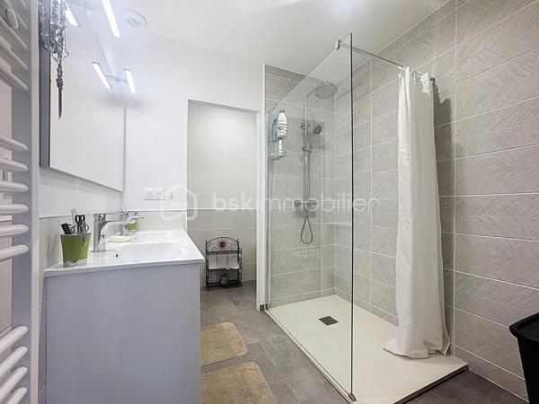 Située dans la charmante commune de Bompas. Cette agréable VILLA familiale de PLAIN-PIED en 2 Pans et 4 faces d’environ 110m² en PLEINE PROPRIÉTÉ est encore SOUS GARANTIE DÉCENNALE. Ce bien  n'a AUCUN TRAVAUX À PRÉVOIR. Elle offre un cadre de vie idéal alliant confort, modernité et PROXIMITÉ et des ÉCOLES. Diverses ASSOCIATIONS SPORTIVES et CULTURELLES sont également au sein de la commune. Vous pourrez également profiter des commodités (Boulangeries/Pâtisseries, Banques, Maison de santé, Auto école, Supérette (Alimentation), Opticien, EHPAD, Pharmacies, Garage, Coiffeur, Restaurants, Tabac presse, Salon esthétique, Fleuriste, Plombier...).

Dès l’entrée, vous découvrirez : 
-	Une PIÈCE DE VIE de PLUS de 53m² conviviale et lumineuse avec CUISINE OUVERTE entièrement ÉQUIPÉE et AMÉNAGÉE sur le DOUBLE SÉJOUR, 
-	DEUX CHAMBRES d’environ 13m² chacune avec PLACARDS COULISSANTS,
-	Un DÉGAGEMENT avec PLACARD COULISSANT pour optimiser les rangements. 
-	Une SUITE PARENTALE disposant d’un DRESSING et de sa SALLE D’EAU PRIVÉE avec coin WC. 
-	Une SALLE D’EAU avec DOUBLE VASQUE
-	Un WC indépendant avec LAVE-MAINS.

CÔTÉ EXTÉRIEUR vous profiterez :
-	Une belle TERRASSE avec vue sur le jardin clos, 
-	Un GARAGE avec PORTE MOTORISÉE
-	DEUX PLACES de PARKING aériennes.

LES +++ :
-	AUCUNE MITOYENNETÉ (Bien en toute propriété)
-	SOUS GARANTIE DÉCENNALE jusqu’en 2030  
-	AUCUN TRAVAUX à prévoir, Villa quasiment NEUVE
-	Maison achevée en 2022
-	DPE en A garantissant ÉCONOMIE D'ÉNERGIE et bien-être toute l’année
-	CLIMATISATION RÉVERSIBLE "GAINÉE"
-	DOUBLES VITRAGES PVC
-	VOLETS roulants ÉLECTRIQUES (Gestion à distance via une application)
-	VIDE SANITAIRE
-	FIBRE (Déployée et installée)
-	ADOUCISSEUR D’EAU
-	Ballon THERMODYNAMIQUE 

CÔTÉS SCOLAIRES : 
-	Crèche – Relais petite enfance « Bom’Passage »
-	Centre Multi-accueil « Les Cargolines »
-	Groupe Scolaire « Jean Moulin » 
-	Collège « Jean Rous » dans la commune de PIA est le collège du secteur 

CÔTÉS TRANSPORTS :
-	Arrêts de bus à proximité, facilitant les déplacements vers Perpignan et les alentours. 
-	L’accès rapide aux grands axes permet également de rejoindre facilement les plages ou le centre-ville de Perpignan.

Cette Villa est faite pour vous et vous souhaitez en savoir plus ou programmer une visite ? Contactez-moi !