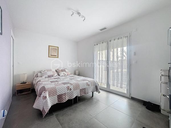 Située dans la charmante commune de Bompas. Cette agréable VILLA familiale de PLAIN-PIED en 2 Pans et 4 faces d’environ 110m² en PLEINE PROPRIÉTÉ est encore SOUS GARANTIE DÉCENNALE. Ce bien  n'a AUCUN TRAVAUX À PRÉVOIR. Elle offre un cadre de vie idéal alliant confort, modernité et PROXIMITÉ et des ÉCOLES. Diverses ASSOCIATIONS SPORTIVES et CULTURELLES sont également au sein de la commune. Vous pourrez également profiter des commodités (Boulangeries/Pâtisseries, Banques, Maison de santé, Auto école, Supérette (Alimentation), Opticien, EHPAD, Pharmacies, Garage, Coiffeur, Restaurants, Tabac presse, Salon esthétique, Fleuriste, Plombier...).

Dès l’entrée, vous découvrirez : 
-	Une PIÈCE DE VIE de PLUS de 53m² conviviale et lumineuse avec CUISINE OUVERTE entièrement ÉQUIPÉE et AMÉNAGÉE sur le DOUBLE SÉJOUR, 
-	DEUX CHAMBRES d’environ 13m² chacune avec PLACARDS COULISSANTS,
-	Un DÉGAGEMENT avec PLACARD COULISSANT pour optimiser les rangements. 
-	Une SUITE PARENTALE disposant d’un DRESSING et de sa SALLE D’EAU PRIVÉE avec coin WC. 
-	Une SALLE D’EAU avec DOUBLE VASQUE
-	Un WC indépendant avec LAVE-MAINS.

CÔTÉ EXTÉRIEUR vous profiterez :
-	Une belle TERRASSE avec vue sur le jardin clos, 
-	Un GARAGE avec PORTE MOTORISÉE
-	DEUX PLACES de PARKING aériennes.

LES +++ :
-	AUCUNE MITOYENNETÉ (Bien en toute propriété)
-	SOUS GARANTIE DÉCENNALE jusqu’en 2030  
-	AUCUN TRAVAUX à prévoir, Villa quasiment NEUVE
-	Maison achevée en 2022
-	DPE en A garantissant ÉCONOMIE D'ÉNERGIE et bien-être toute l’année
-	CLIMATISATION RÉVERSIBLE "GAINÉE"
-	DOUBLES VITRAGES PVC
-	VOLETS roulants ÉLECTRIQUES (Gestion à distance via une application)
-	VIDE SANITAIRE
-	FIBRE (Déployée et installée)
-	ADOUCISSEUR D’EAU
-	Ballon THERMODYNAMIQUE 

CÔTÉS SCOLAIRES : 
-	Crèche – Relais petite enfance « Bom’Passage »
-	Centre Multi-accueil « Les Cargolines »
-	Groupe Scolaire « Jean Moulin » 
-	Collège « Jean Rous » dans la commune de PIA est le collège du secteur 

CÔTÉS TRANSPORTS :
-	Arrêts de bus à proximité, facilitant les déplacements vers Perpignan et les alentours. 
-	L’accès rapide aux grands axes permet également de rejoindre facilement les plages ou le centre-ville de Perpignan.

Cette Villa est faite pour vous et vous souhaitez en savoir plus ou programmer une visite ? Contactez-moi !