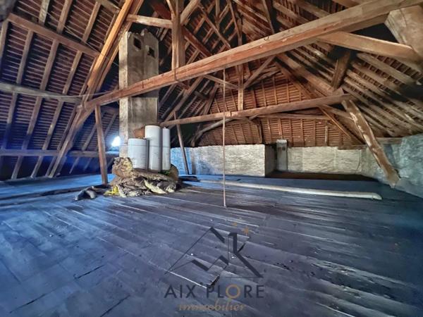 Combles aménageables - 210 m² - St GENIX LES VILLAGES