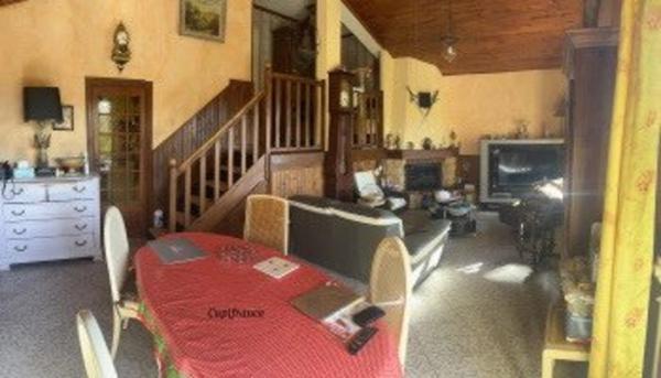 Maison familiale avec grand terrain, piscine – Saint-Martin-la-Plaine