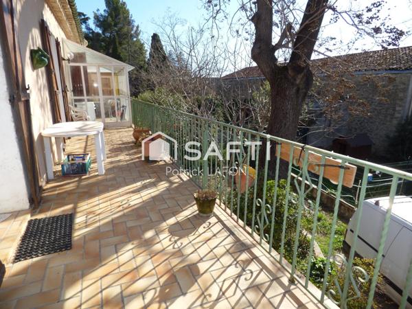 Une maison, un appartement, deux garages et un jardin.