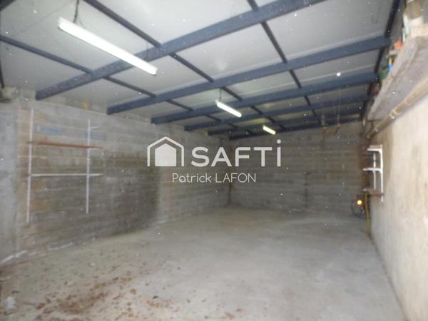 Une maison, un appartement, deux garages et un jardin.