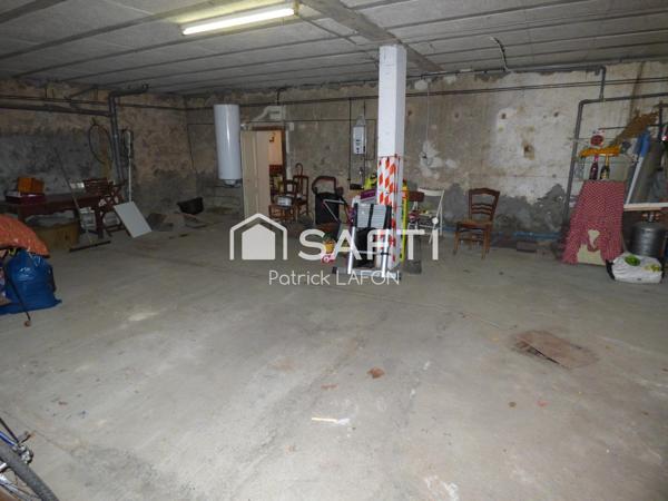 Une maison, un appartement, deux garages et un jardin.