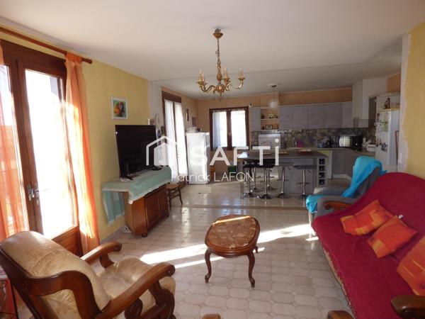 Une maison, un appartement, deux garages et un jardin.