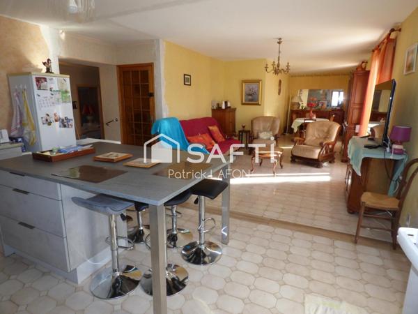 Une maison, un appartement, deux garages et un jardin.