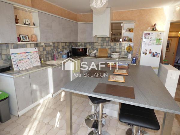 Une maison, un appartement, deux garages et un jardin.
