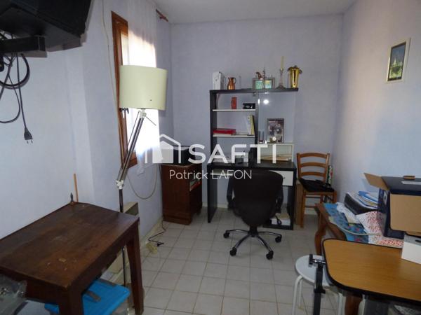 Une maison, un appartement, deux garages et un jardin.