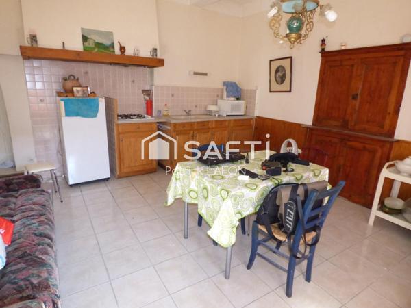Une maison, un appartement, deux garages et un jardin.