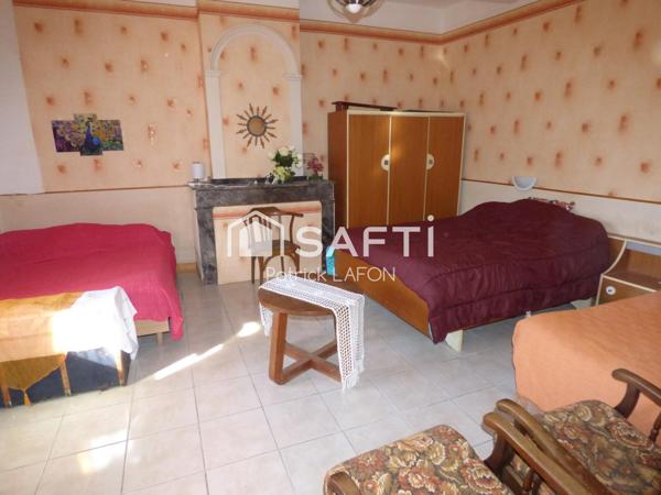 Une maison, un appartement, deux garages et un jardin.