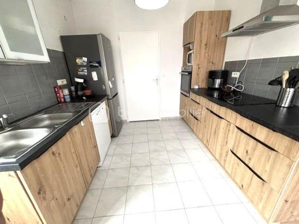 À seulement quelques minutes du centre-ville de Dax et des écoles, découvrez cette agréable maison de plain-pied de 80 m², idéale pour un premier achat, une petite famille ou un investissement locatif.

Dès l'entrée, vous apprécierez son intérieur chaleureux et fonctionnel. Elle se compose d'un séjour lumineux, d'une cuisine indépendante rénovée, d'un cellier, de trois chambres, d'une salle d'eau rénovée ainsi qu'un WC indépendant.

Côté confort, cette maison dispose de prestations appréciables: climatisation réversible, menuiseries et double vitrage, volets roulants électriques, parquet flottant dans les chambres, ballon d'eau chaude de 300 L et raccordement au tout-à-l'égout. 

Le plus , la maison est équipée de panneaux photovoltaïques . L'électricité produite est en partie autoconsommée, et le surplus est est revendu, un véritable atout pour maîtriser les coûts énergétiques. 

À l'extérieur, son terrain de 266 m²offre un espace agréable et facile à entretenir, parfait pour profiter des beaux jours, aménager un coin repas ou un jardin.
Quelques travaux de finition sont à prévoir, notamment la peinture de certaines portes intérieures et le portail, laissant ainsi la possibilité aux futurs propriétaires de personnaliser les lieux à leur goût.
Son emplacement, ses équipements et son fort potentiel en font une belle opportunité sur le marché dacquois.

Une visite s'impose! Contactez nous dès aujourd'hui pour découvrir cette maison pleine de potentiel.

À découvrir sans tarder !