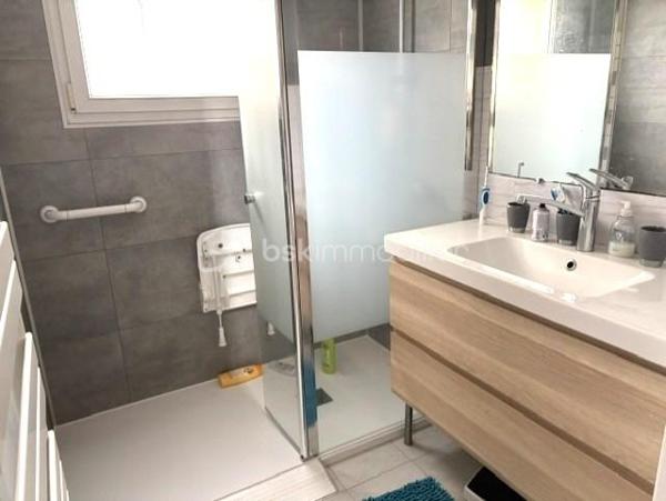 À seulement quelques minutes du centre-ville de Dax et des écoles, découvrez cette agréable maison de plain-pied de 80 m², idéale pour un premier achat, une petite famille ou un investissement locatif.

Dès l'entrée, vous apprécierez son intérieur chaleureux et fonctionnel. Elle se compose d'un séjour lumineux, d'une cuisine indépendante rénovée, d'un cellier, de trois chambres, d'une salle d'eau rénovée ainsi qu'un WC indépendant.

Côté confort, cette maison dispose de prestations appréciables: climatisation réversible, menuiseries et double vitrage, volets roulants électriques, parquet flottant dans les chambres, ballon d'eau chaude de 300 L et raccordement au tout-à-l'égout. 

Le plus , la maison est équipée de panneaux photovoltaïques . L'électricité produite est en partie autoconsommée, et le surplus est est revendu, un véritable atout pour maîtriser les coûts énergétiques. 

À l'extérieur, son terrain de 266 m²offre un espace agréable et facile à entretenir, parfait pour profiter des beaux jours, aménager un coin repas ou un jardin.
Quelques travaux de finition sont à prévoir, notamment la peinture de certaines portes intérieures et le portail, laissant ainsi la possibilité aux futurs propriétaires de personnaliser les lieux à leur goût.
Son emplacement, ses équipements et son fort potentiel en font une belle opportunité sur le marché dacquois.

Une visite s'impose! Contactez nous dès aujourd'hui pour découvrir cette maison pleine de potentiel.

À découvrir sans tarder !