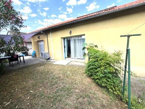 À seulement quelques minutes du centre-ville de Dax et des écoles, cette agréable maison des années 1960 entièrement rénovée en 2024, offrant environ 80 m² habitables sur un terrain de 266 m².

Dès l’entrée, vous serez séduits par une belle pièce de vie lumineuse de près de 30m², conviviale et ouverte sur une cuisine moderne entièrement rénovée.
L’espace nuit comprend trois chambres, une salle d’eau contemporaine ainsi qu’un cellier pratique pour le rangement.

Côté confort, la maison bénéficie d’une climatisation réversible, du double vitrage et d’un DPE classé D, garantissant un bon niveau de performance énergétique.


À l’extérieur, vous profiterez d’un jardin facile d’entretien. Quelques aménagements restent à prévoir, notamment le portail et la mise en valeur des extérieurs, offrant ainsi la possibilité de personnaliser les lieux selon vos envies. 

Située à proximité des commerces, des écoles et des principaux axes, cette maison constitue une belle opportunité, que ce soit pour une résidence principale, un premier achat ou un investissement locatif. 

Les + :

-	Rénovation récente
-	3 chambres
-	Pièce de vie de 30m²
-       WC indépendant
-	Cuisine et salle d’eau modernes
-	Climatisation réversible
-       Raccordement au tout-à-l'égout
-       Ballon d'eau chaude de 300 L
-	Double vitrage
-	Cellier
-	Quartier pratique au quotidien.
-       Panneaux photovoltaïques. L'électricité produite est en partie autoconsommée, et le surplus est revendu, un véritable atout pour maîtriser les coûts énergétiques.

Quelques travaux de finition sont à prévoir, notamment la peinture de certaines portes intérieures et le portail, laissant ainsi la possibilité aux futurs propriétaires de personnaliser les lieux à leur goût.
Son emplacement, ses équipements et son fort potentiel en font une belle opportunité sur le marché dacquois.

Une visite s'impose! Contactez nous dès aujourd'hui pour découvrir cette maison pleine de potentiel.
Une maison prête à vivre, à découvrir sans tarder !