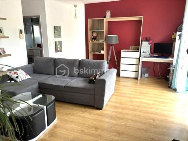 À seulement quelques minutes du centre-ville de Dax et des écoles, découvrez cette agréable maison de plain-pied de 80 m², idéale pour un premier achat, une petite famille ou un investissement locatif.

Dès l'entrée, vous apprécierez son intérieur chaleureux et fonctionnel. Elle se compose d'un séjour lumineux, d'une cuisine indépendante rénovée, d'un cellier, de trois chambres, d'une salle d'eau rénovée ainsi qu'un WC indépendant.

Côté confort, cette maison dispose de prestations appréciables: climatisation réversible, menuiseries et double vitrage, volets roulants électriques, parquet flottant dans les chambres, ballon d'eau chaude de 300 L et raccordement au tout-à-l'égout. 

Le plus , la maison est équipée de panneaux photovoltaïques . L'électricité produite est en partie autoconsommée, et le surplus est est revendu, un véritable atout pour maîtriser les coûts énergétiques. 

À l'extérieur, son terrain de 266 m²offre un espace agréable et facile à entretenir, parfait pour profiter des beaux jours, aménager un coin repas ou un jardin.
Quelques travaux de finition sont à prévoir, notamment la peinture de certaines portes intérieures et le portail, laissant ainsi la possibilité aux futurs propriétaires de personnaliser les lieux à leur goût.
Son emplacement, ses équipements et son fort potentiel en font une belle opportunité sur le marché dacquois.

Une visite s'impose! Contactez nous dès aujourd'hui pour découvrir cette maison pleine de potentiel.

À découvrir sans tarder !