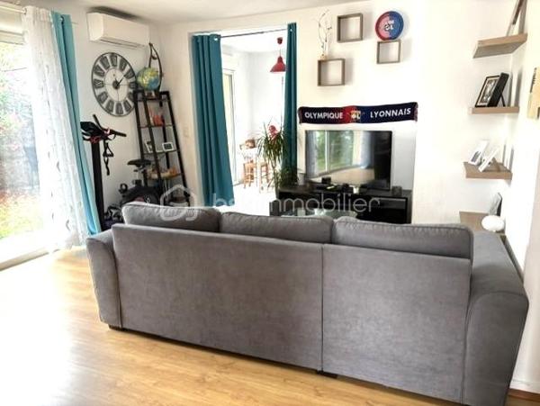 À seulement quelques minutes du centre-ville de Dax et des écoles, découvrez cette agréable maison de plain-pied de 80 m², idéale pour un premier achat, une petite famille ou un investissement locatif.

Dès l'entrée, vous apprécierez son intérieur chaleureux et fonctionnel. Elle se compose d'un séjour lumineux, d'une cuisine indépendante rénovée, d'un cellier, de trois chambres, d'une salle d'eau rénovée ainsi qu'un WC indépendant.

Côté confort, cette maison dispose de prestations appréciables: climatisation réversible, menuiseries et double vitrage, volets roulants électriques, parquet flottant dans les chambres, ballon d'eau chaude de 300 L et raccordement au tout-à-l'égout. 

Le plus , la maison est équipée de panneaux photovoltaïques . L'électricité produite est en partie autoconsommée, et le surplus est est revendu, un véritable atout pour maîtriser les coûts énergétiques. 

À l'extérieur, son terrain de 266 m²offre un espace agréable et facile à entretenir, parfait pour profiter des beaux jours, aménager un coin repas ou un jardin.
Quelques travaux de finition sont à prévoir, notamment la peinture de certaines portes intérieures et le portail, laissant ainsi la possibilité aux futurs propriétaires de personnaliser les lieux à leur goût.
Son emplacement, ses équipements et son fort potentiel en font une belle opportunité sur le marché dacquois.

Une visite s'impose! Contactez nous dès aujourd'hui pour découvrir cette maison pleine de potentiel.

À découvrir sans tarder !
