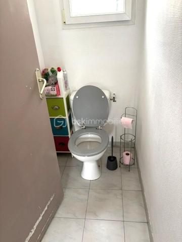 À seulement quelques minutes du centre-ville de Dax et des écoles, découvrez cette agréable maison de plain-pied de 80 m², idéale pour un premier achat, une petite famille ou un investissement locatif.

Dès l'entrée, vous apprécierez son intérieur chaleureux et fonctionnel. Elle se compose d'un séjour lumineux, d'une cuisine indépendante rénovée, d'un cellier, de trois chambres, d'une salle d'eau rénovée ainsi qu'un WC indépendant.

Côté confort, cette maison dispose de prestations appréciables: climatisation réversible, menuiseries et double vitrage, volets roulants électriques, parquet flottant dans les chambres, ballon d'eau chaude de 300 L et raccordement au tout-à-l'égout. 

Le plus , la maison est équipée de panneaux photovoltaïques . L'électricité produite est en partie autoconsommée, et le surplus est est revendu, un véritable atout pour maîtriser les coûts énergétiques. 

À l'extérieur, son terrain de 266 m²offre un espace agréable et facile à entretenir, parfait pour profiter des beaux jours, aménager un coin repas ou un jardin.
Quelques travaux de finition sont à prévoir, notamment la peinture de certaines portes intérieures et le portail, laissant ainsi la possibilité aux futurs propriétaires de personnaliser les lieux à leur goût.
Son emplacement, ses équipements et son fort potentiel en font une belle opportunité sur le marché dacquois.

Une visite s'impose! Contactez nous dès aujourd'hui pour découvrir cette maison pleine de potentiel.

À découvrir sans tarder !