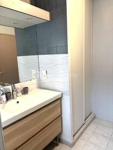 À seulement quelques minutes du centre-ville de Dax et des écoles, découvrez cette agréable maison de plain-pied de 80 m², idéale pour un premier achat, une petite famille ou un investissement locatif.

Dès l'entrée, vous apprécierez son intérieur chaleureux et fonctionnel. Elle se compose d'un séjour lumineux, d'une cuisine indépendante rénovée, d'un cellier, de trois chambres, d'une salle d'eau rénovée ainsi qu'un WC indépendant.

Côté confort, cette maison dispose de prestations appréciables: climatisation réversible, menuiseries et double vitrage, volets roulants électriques, parquet flottant dans les chambres, ballon d'eau chaude de 300 L et raccordement au tout-à-l'égout. 

Le plus , la maison est équipée de panneaux photovoltaïques . L'électricité produite est en partie autoconsommée, et le surplus est est revendu, un véritable atout pour maîtriser les coûts énergétiques. 

À l'extérieur, son terrain de 266 m²offre un espace agréable et facile à entretenir, parfait pour profiter des beaux jours, aménager un coin repas ou un jardin.
Quelques travaux de finition sont à prévoir, notamment la peinture de certaines portes intérieures et le portail, laissant ainsi la possibilité aux futurs propriétaires de personnaliser les lieux à leur goût.
Son emplacement, ses équipements et son fort potentiel en font une belle opportunité sur le marché dacquois.

Une visite s'impose! Contactez nous dès aujourd'hui pour découvrir cette maison pleine de potentiel.

À découvrir sans tarder !
