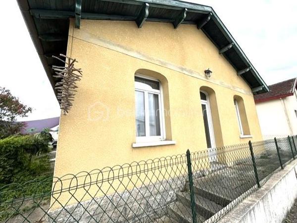 À seulement quelques minutes du centre-ville de Dax et des écoles, découvrez cette agréable maison de plain-pied de 80 m², idéale pour un premier achat, une petite famille ou un investissement locatif.

Dès l'entrée, vous apprécierez son intérieur chaleureux et fonctionnel. Elle se compose d'un séjour lumineux, d'une cuisine indépendante rénovée, d'un cellier, de trois chambres, d'une salle d'eau rénovée ainsi qu'un WC indépendant.

Côté confort, cette maison dispose de prestations appréciables: climatisation réversible, menuiseries et double vitrage, volets roulants électriques, parquet flottant dans les chambres, ballon d'eau chaude de 300 L et raccordement au tout-à-l'égout. 

Le plus , la maison est équipée de panneaux photovoltaïques . L'électricité produite est en partie autoconsommée, et le surplus est est revendu, un véritable atout pour maîtriser les coûts énergétiques. 

À l'extérieur, son terrain de 266 m²offre un espace agréable et facile à entretenir, parfait pour profiter des beaux jours, aménager un coin repas ou un jardin.
Quelques travaux de finition sont à prévoir, notamment la peinture de certaines portes intérieures et le portail, laissant ainsi la possibilité aux futurs propriétaires de personnaliser les lieux à leur goût.
Son emplacement, ses équipements et son fort potentiel en font une belle opportunité sur le marché dacquois.

Une visite s'impose! Contactez nous dès aujourd'hui pour découvrir cette maison pleine de potentiel.

À découvrir sans tarder !