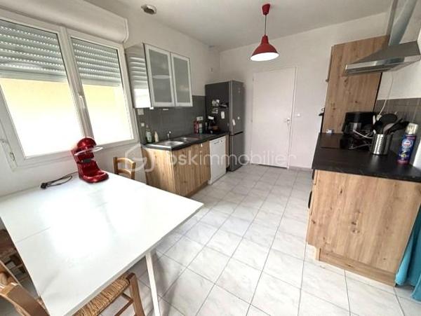 À seulement quelques minutes du centre-ville de Dax et des écoles, découvrez cette agréable maison de plain-pied de 80 m², idéale pour un premier achat, une petite famille ou un investissement locatif.

Dès l'entrée, vous apprécierez son intérieur chaleureux et fonctionnel. Elle se compose d'un séjour lumineux, d'une cuisine indépendante rénovée, d'un cellier, de trois chambres, d'une salle d'eau rénovée ainsi qu'un WC indépendant.

Côté confort, cette maison dispose de prestations appréciables: climatisation réversible, menuiseries et double vitrage, volets roulants électriques, parquet flottant dans les chambres, ballon d'eau chaude de 300 L et raccordement au tout-à-l'égout. 

Le plus , la maison est équipée de panneaux photovoltaïques . L'électricité produite est en partie autoconsommée, et le surplus est est revendu, un véritable atout pour maîtriser les coûts énergétiques. 

À l'extérieur, son terrain de 266 m²offre un espace agréable et facile à entretenir, parfait pour profiter des beaux jours, aménager un coin repas ou un jardin.
Quelques travaux de finition sont à prévoir, notamment la peinture de certaines portes intérieures et le portail, laissant ainsi la possibilité aux futurs propriétaires de personnaliser les lieux à leur goût.
Son emplacement, ses équipements et son fort potentiel en font une belle opportunité sur le marché dacquois.

Une visite s'impose! Contactez nous dès aujourd'hui pour découvrir cette maison pleine de potentiel.

À découvrir sans tarder !