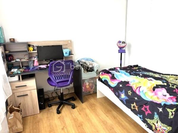 À seulement quelques minutes du centre-ville de Dax et des écoles, découvrez cette agréable maison de plain-pied de 80 m², idéale pour un premier achat, une petite famille ou un investissement locatif.

Dès l'entrée, vous apprécierez son intérieur chaleureux et fonctionnel. Elle se compose d'un séjour lumineux, d'une cuisine indépendante rénovée, d'un cellier, de trois chambres, d'une salle d'eau rénovée ainsi qu'un WC indépendant.

Côté confort, cette maison dispose de prestations appréciables: climatisation réversible, menuiseries et double vitrage, volets roulants électriques, parquet flottant dans les chambres, ballon d'eau chaude de 300 L et raccordement au tout-à-l'égout. 

Le plus , la maison est équipée de panneaux photovoltaïques . L'électricité produite est en partie autoconsommée, et le surplus est est revendu, un véritable atout pour maîtriser les coûts énergétiques. 

À l'extérieur, son terrain de 266 m²offre un espace agréable et facile à entretenir, parfait pour profiter des beaux jours, aménager un coin repas ou un jardin.
Quelques travaux de finition sont à prévoir, notamment la peinture de certaines portes intérieures et le portail, laissant ainsi la possibilité aux futurs propriétaires de personnaliser les lieux à leur goût.
Son emplacement, ses équipements et son fort potentiel en font une belle opportunité sur le marché dacquois.

Une visite s'impose! Contactez nous dès aujourd'hui pour découvrir cette maison pleine de potentiel.

À découvrir sans tarder !