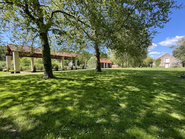 Gennes (49350) REF 88686 PROCHE SAUMUR , Magnifique domaine de chasse de 130 hectares , avec gîte , salle de réception rela