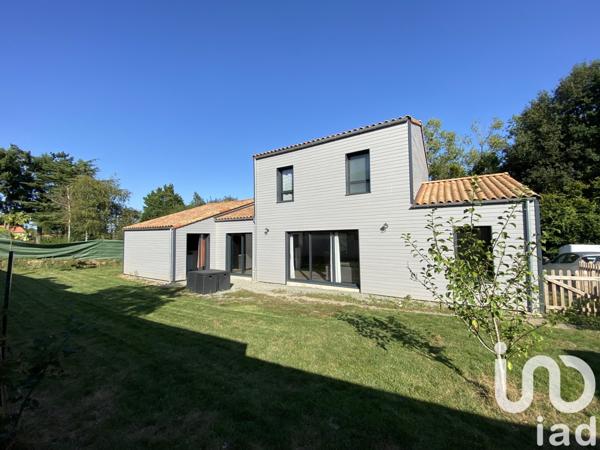 Maison 4 pièces de 115 m² à Les Herbiers (85500)